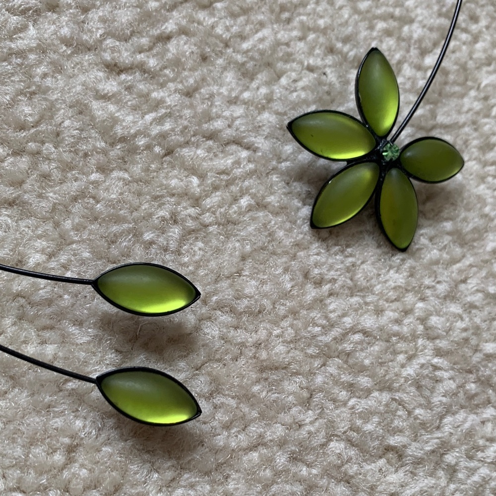 Elegant Black Necklace with Green Accents - Picture 5 of 7